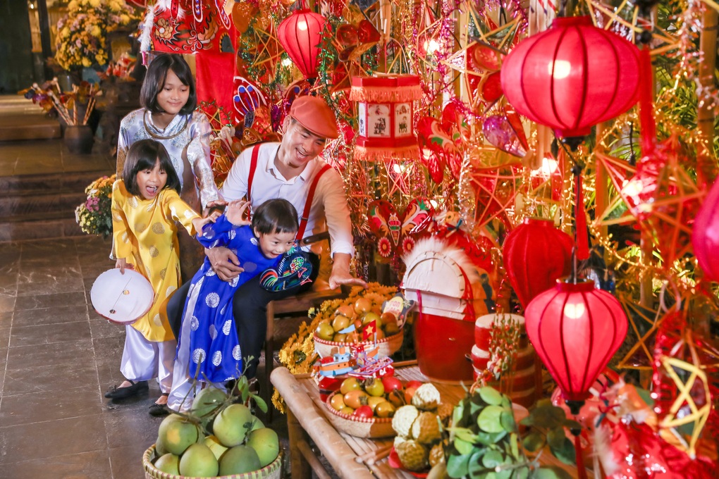 Xuân Bắc thích thú chụp ảnh với không gian trung thu xưa giữa Hà Nội - 1 Xuân Bắc thích thú chụp ảnh với không gian trung thu xưa giữa Hà Nội - 1