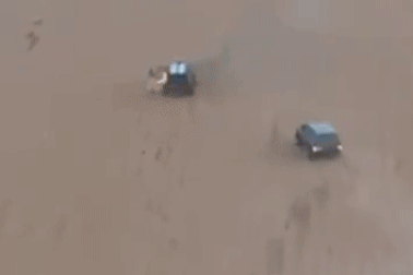 Ô tô bốc cháy ngùn ngụt và pha dập lửa "siêu độc" làm mãn nhãn người xem