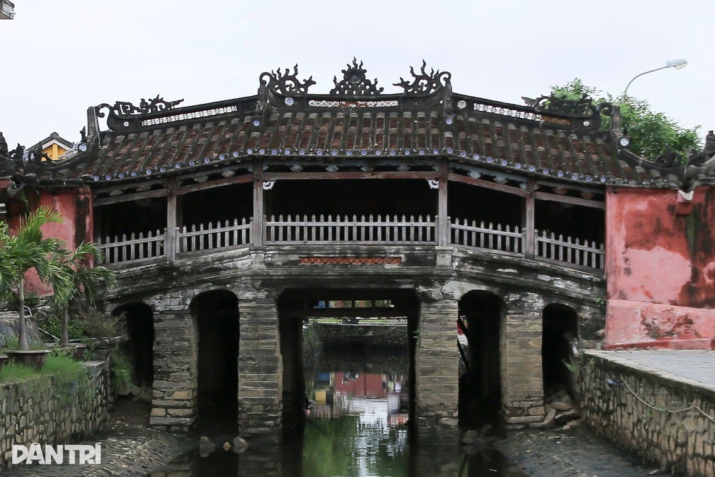 Hội An thông tin về nghi vấn mất cắp đĩa trang trí trên mái Chùa Cầu - 2 Hội An thông tin về nghi vấn mất cắp đĩa trang trí trên mái Chùa Cầu - 2