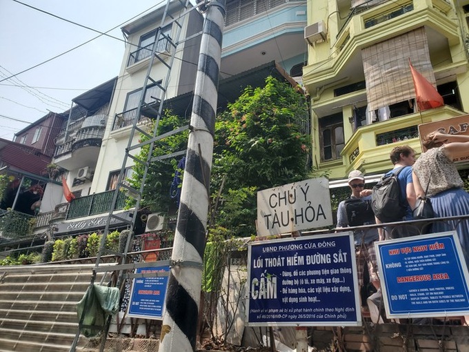 Hàng quán phố đường tàu Hà Nội đóng cửa, tiểu thương lo mất trắng trước tin dẹp tiệm - Ảnh 12. Hàng quán phố đường tàu Hà Nội đóng cửa, tiểu thương lo mất trắng trước tin dẹp tiệm - Ảnh 12.