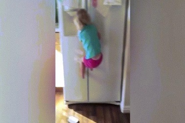 Bé gái 2 tuổi thoăn thoắt trèo lên nóc tủ lạnh cao 2 mét