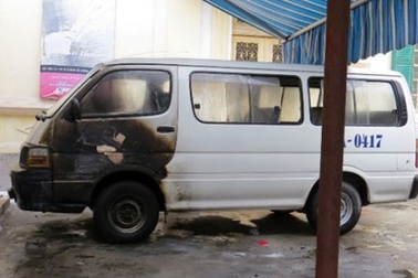 Xe công bỗng dưng bốc cháy trong trụ sở