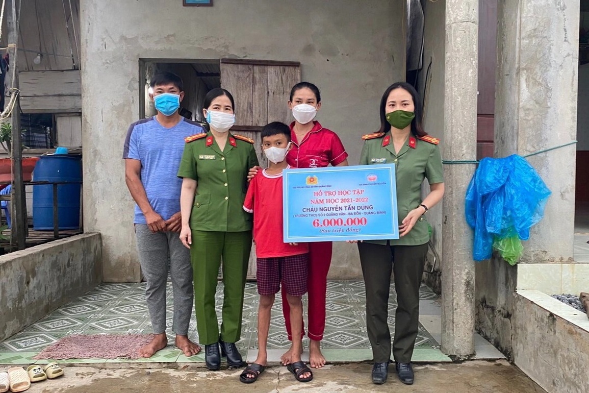 Khi nữ chiến sĩ công an làm mẹ đỡ đầu cho học sinh nghèo, mồ côi - 1 Khi nữ chiến sĩ công an làm mẹ đỡ đầu cho học sinh nghèo, mồ côi - 1