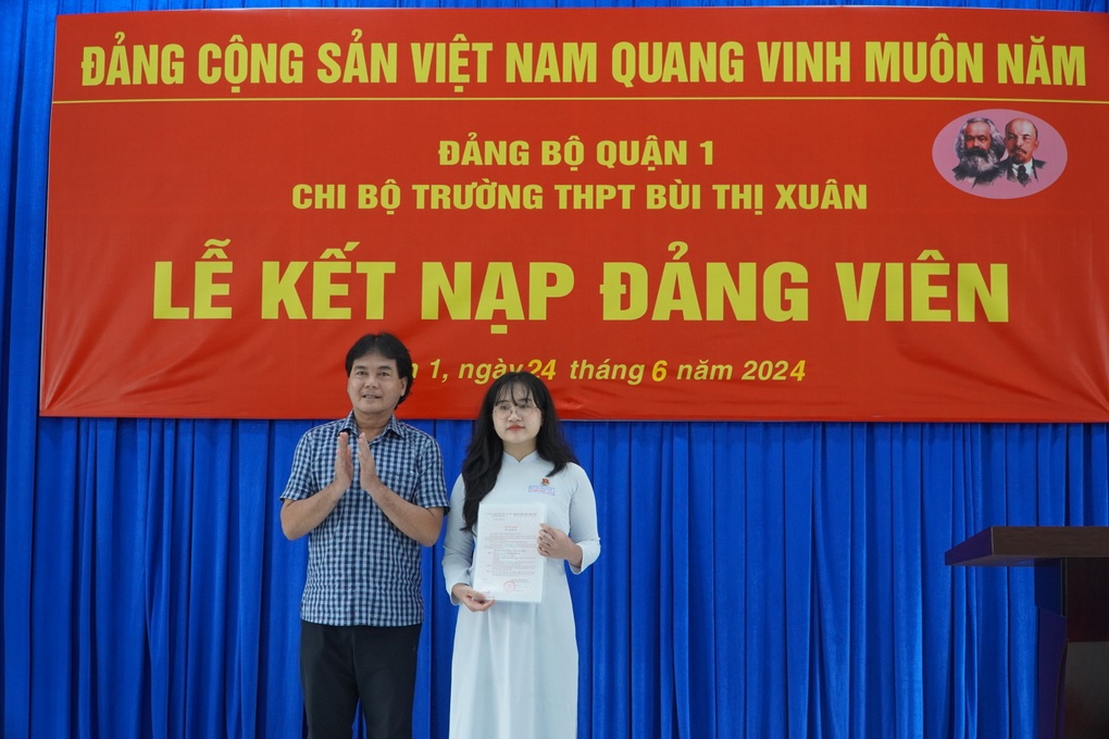 Những học sinh nhận quyết định đặc biệt trước ngày thi tốt nghiệp THPT - 1 Những học sinh nhận quyết định đặc biệt trước ngày thi tốt nghiệp THPT - 1