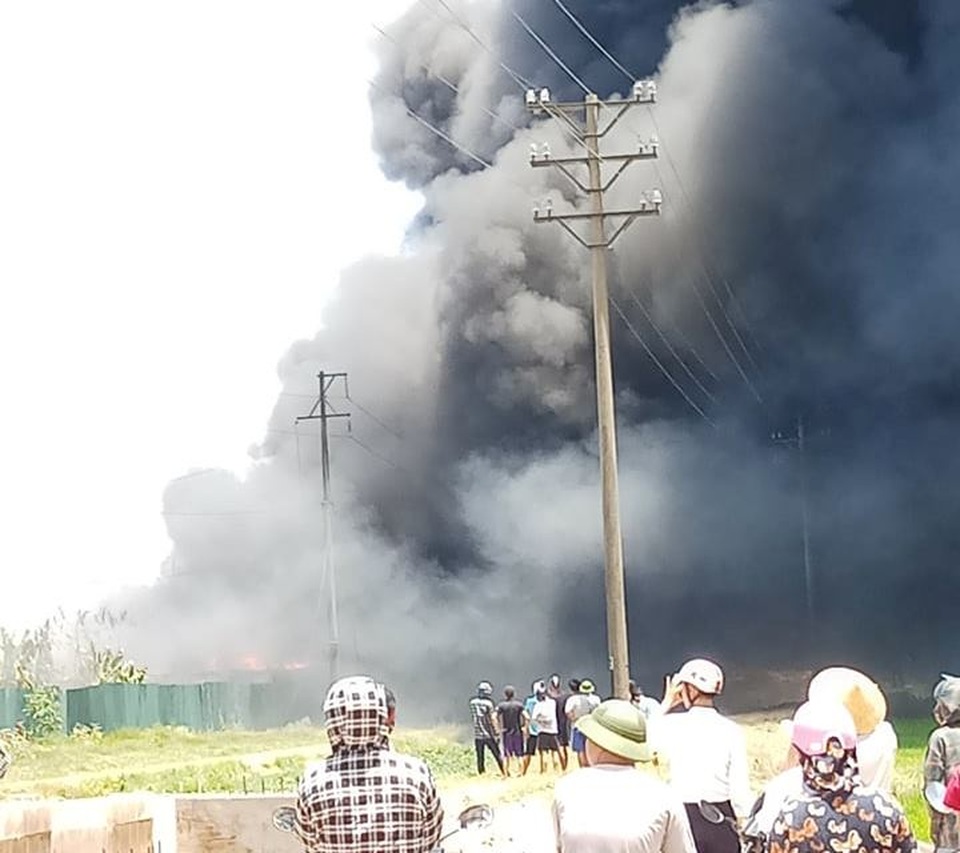 Đang cháy lớn trong khu công nghiệp tại Thanh Hóa - 1 Đang cháy lớn trong khu công nghiệp tại Thanh Hóa - 1