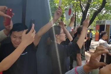 Người dân Huế và khách du lịch chào tạm biệt Nhật hoàng và Hoàng hậu.