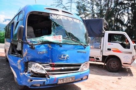 Tai nạn xe ô tô liên hoàn, hàng chục hành khách hoảng loạn