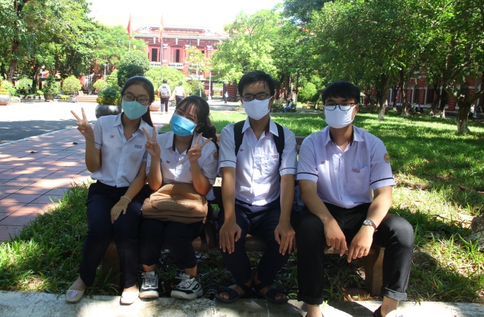 Nghiêm ngặt kiểm tra thí sinh vào làm thủ tục dự thi tốt nghiệp THPT 2020 - 46 Nghiêm ngặt kiểm tra thí sinh vào làm thủ tục dự thi tốt nghiệp THPT 2020 - 46