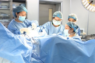 Cô gái thủng tử cung từ Singapore về TPHCM cấp cứu: Vì sao cần soi tử cung?