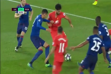 De Gea cản phá cú sút của Can