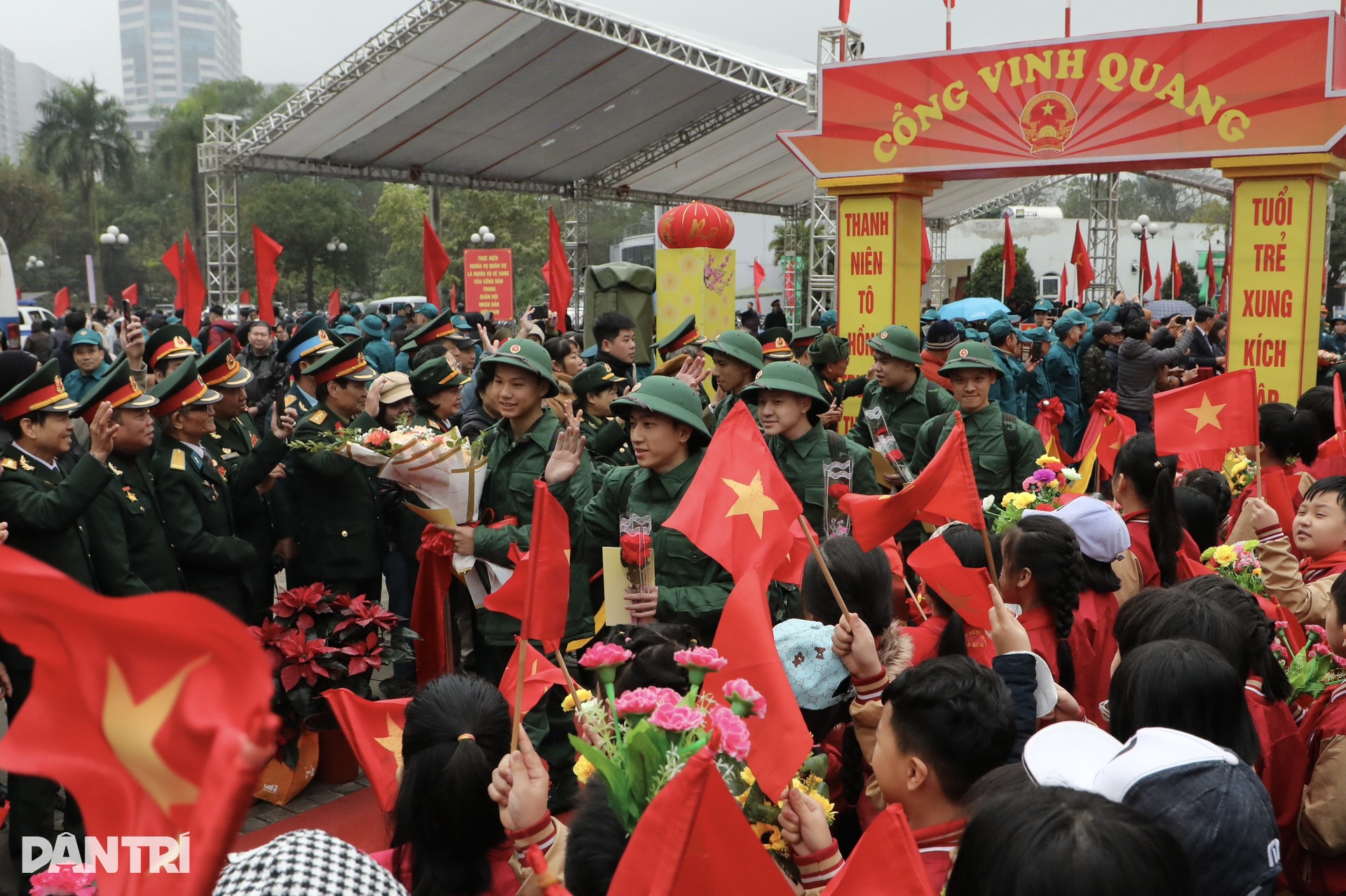 Người thân xúc động tiễn thanh niên Hà Nội lên đường nhập ngũ - 6 Người thân xúc động tiễn thanh niên Hà Nội lên đường nhập ngũ - 6