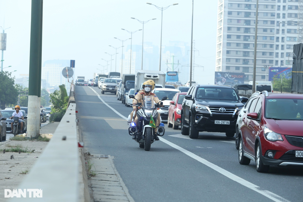 CSGT Hà Nội đi mô tô đặc chủng tuần tra trên đường vành đai 3 - 1 CSGT Hà Nội đi mô tô đặc chủng tuần tra trên đường vành đai 3 - 1