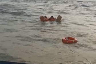 Cứu sống 2 thuyền viên tàu đánh cá trôi lênh đênh trên biển