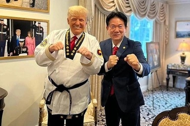Ông Trump mặc võ phục Taekwondo nhận đai đen cấp cao nhất