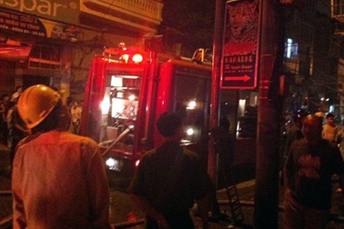 Hoảng loạn vì cháy quán karaoke trong đêm 