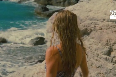 Amanda Seyfried hát ca khúc Lay All Your Love On Me