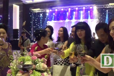 Vợ chồng Hoa hậu Thu Ngân chụp ảnh "tự sướng" trong ngày cưới