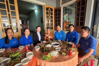 Thanh niên đi chợ, nấu cơm tất niên tri ân Mẹ Việt Nam anh hùng 100 tuổi