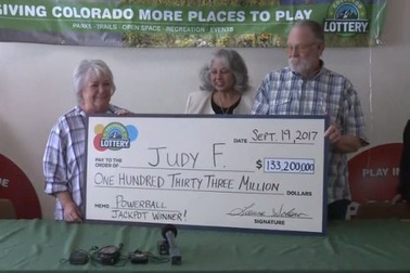 30 năm chỉ đánh một số, người phụ nữ trúng độc đắc 133 triệu USD