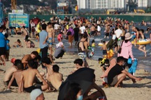 Bãi biển đông nghịt người, Quảng Ninh vội ra văn bản chấn chỉnh