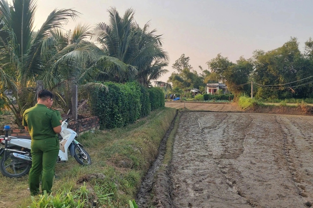 Công an phong tỏa hiện trường vụ nhiều thi thể bị cháy trong căn nhà cấp 4 - 1 Công an phong tỏa hiện trường vụ nhiều thi thể bị cháy trong căn nhà cấp 4 - 1