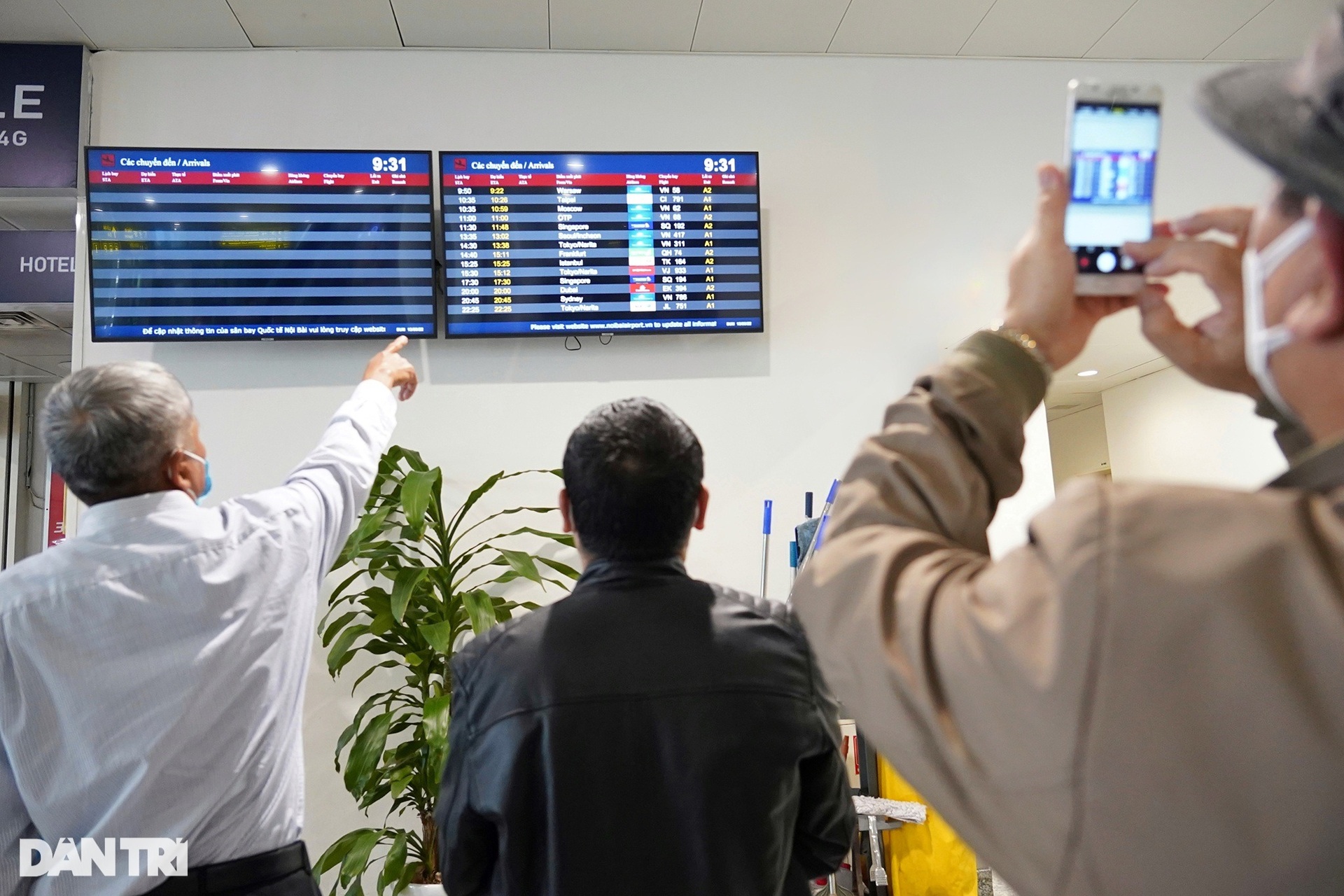 Hình ảnh gần 600 người Việt về nước từ vùng chiến sự Ukraine sáng 13/3 - 2 Hình ảnh gần 600 người Việt về nước từ vùng chiến sự Ukraine sáng 13/3 - 2