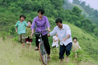 Đạo diễn Lương Đình Dũng đưa "Cha cõng con" trở lại rạp