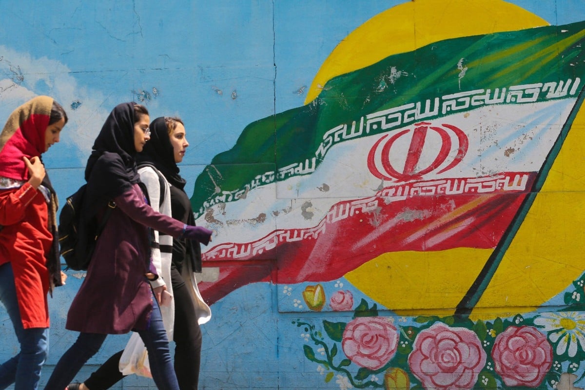 ایرانی خاتون کو سرعام سر نہ ڈھانپنے پر 74 کوڑوں کی سزا - 1 Người phụ nữ Iran bị phạt 74 roi vì không trùm đầu nơi công cộng - 1