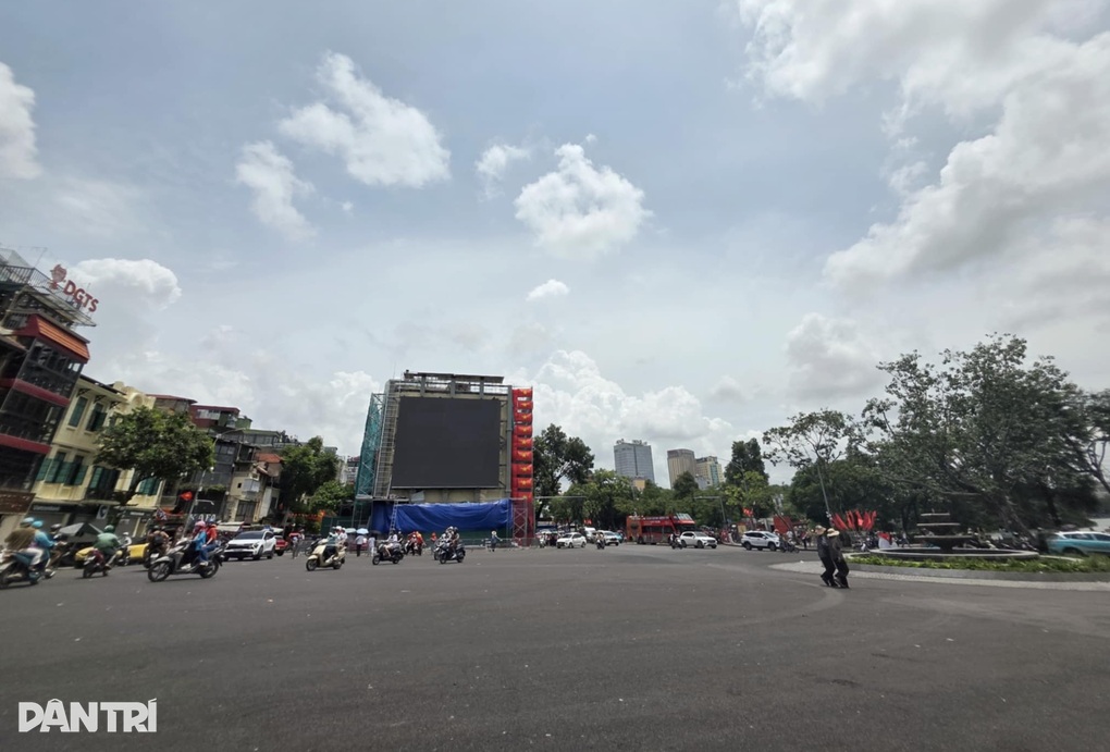 Quảng trường 1,4ha lộ diện sau phá bỏ tòa Hàm cá mập - 1 Quảng trường 1,4ha lộ diện sau phá bỏ tòa Hàm cá mập - 1