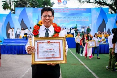 Nam sinh 5 tốt học giỏi, đánh đàn hay, hát dân ca ngọt