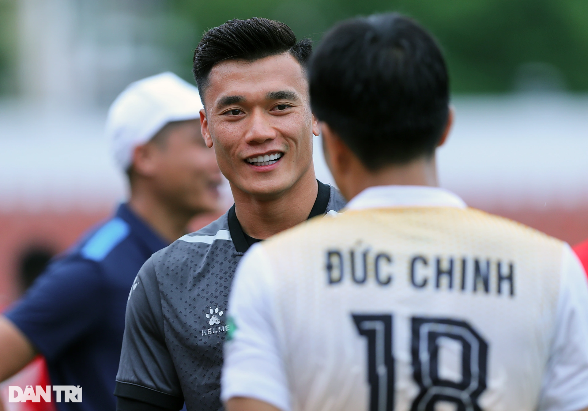 Lee Nguyễn bị đồng đội phạt chống đẩy trong buổi tập ở CLB TPHCM - 10 Lee Nguyễn bị đồng đội phạt chống đẩy trong buổi tập ở CLB TPHCM - 10