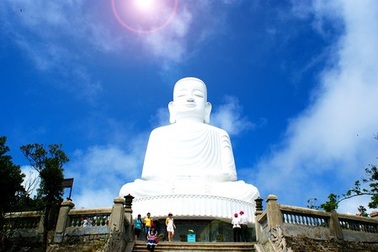 Đầu Xuân lên Bà Nà vãn cảnh chùa