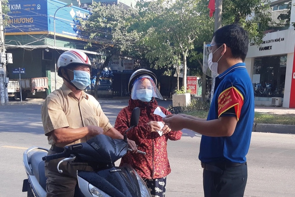 Người dân TP Vinh phải kê khai y tế hàng tuần, shipper tự do dừng hoạt động - 2 Người dân TP Vinh phải kê khai y tế hàng tuần, shipper tự do dừng hoạt động - 2