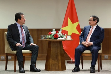 Thủ tướng giới thiệu thẻ căn cước của Việt Nam với lãnh đạo tập đoàn Brazil