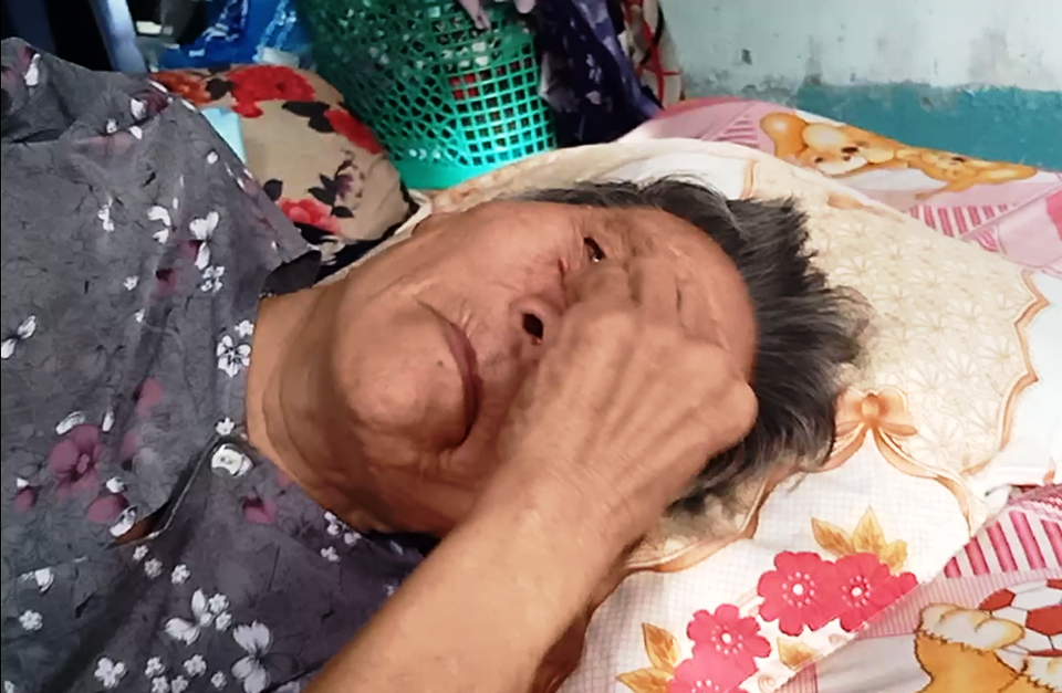 Xót cảnh cụ bà nằm liệt một chỗ… “chết mòn” vì không người thân chăm sóc - 7 Xót cảnh cụ bà nằm liệt một chỗ… “chết mòn” vì không người thân chăm sóc - 7