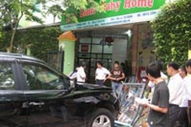 Ô tô húc đổ cổng trường, một cô giáo tử nạn