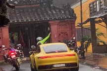 Truy tìm đoàn ô tô, mô tô hạng sang ngang nhiên vào phố cổ Hội An