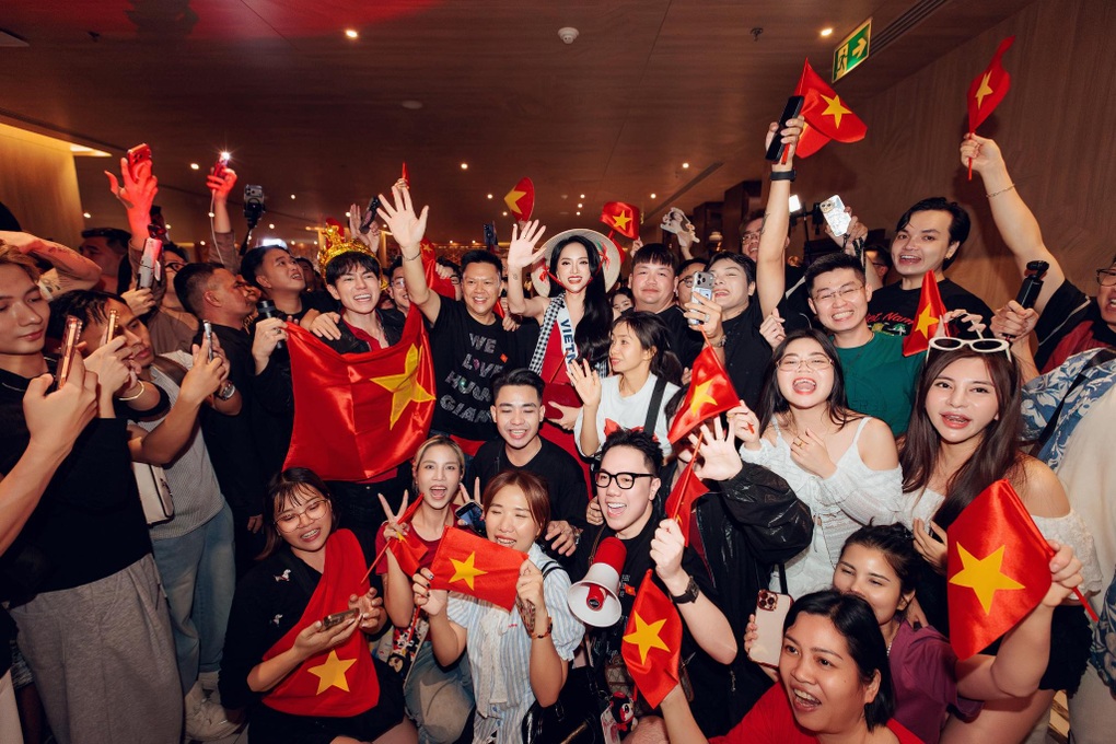 Hương Giang khóc khi trượt top 30: Tôi đã không làm mọi người tự hào - 2 Hương Giang khóc khi trượt top 30: Tôi đã không làm mọi người tự hào - 2