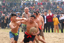 Xem trai làng đánh trần, tranh nhau quả cù nặng 10kg đẽo từ gốc chuối