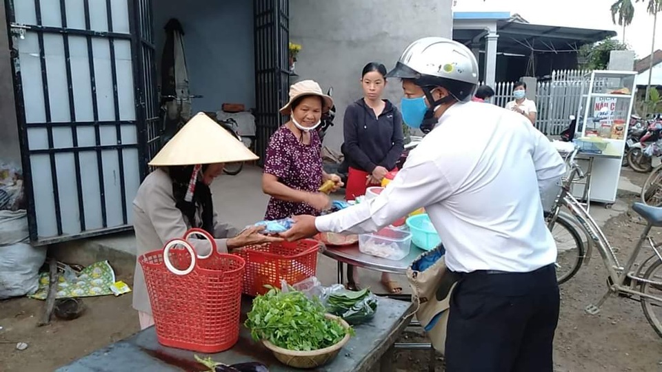 Thầy giáo thầm lặng góp sức phòng, chống dịch Covid-19 - 1 Thầy giáo thầm lặng góp sức phòng, chống dịch Covid-19 - 1
