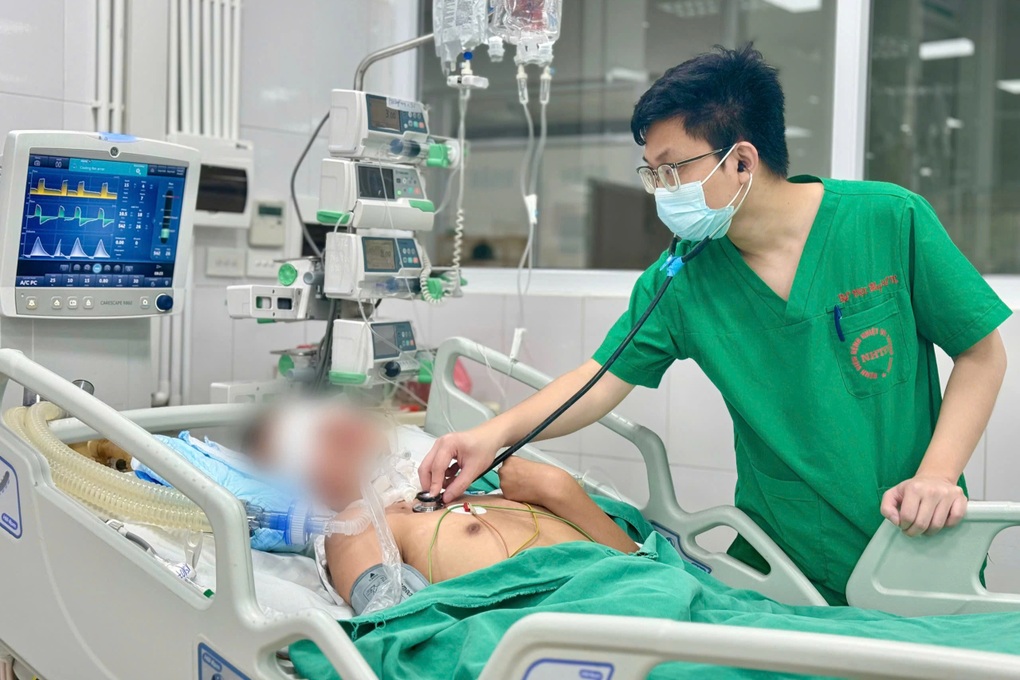Nam sinh Hà Nội mất ý thức sau cơn sốt, đi nhiều viện không tìm được bệnh - 1 Nam sinh Hà Nội mất ý thức sau cơn sốt, đi nhiều viện không tìm được bệnh - 1