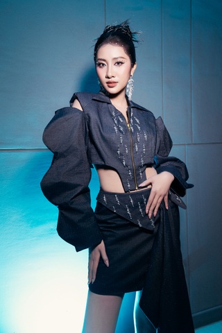 H'Hen Niê tái xuất sàn diễn, nhan sắc "mẹ bỉm sữa" gây chú ý - 11