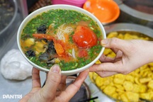 Quán bún ốc Hà Nội không biển báo, khách Đài  Loan tìm vã mồ hôi