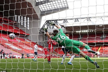 HLV Liverpool phấn khích với khoảnh khắc "thiên tài" của Alexander-Arnold