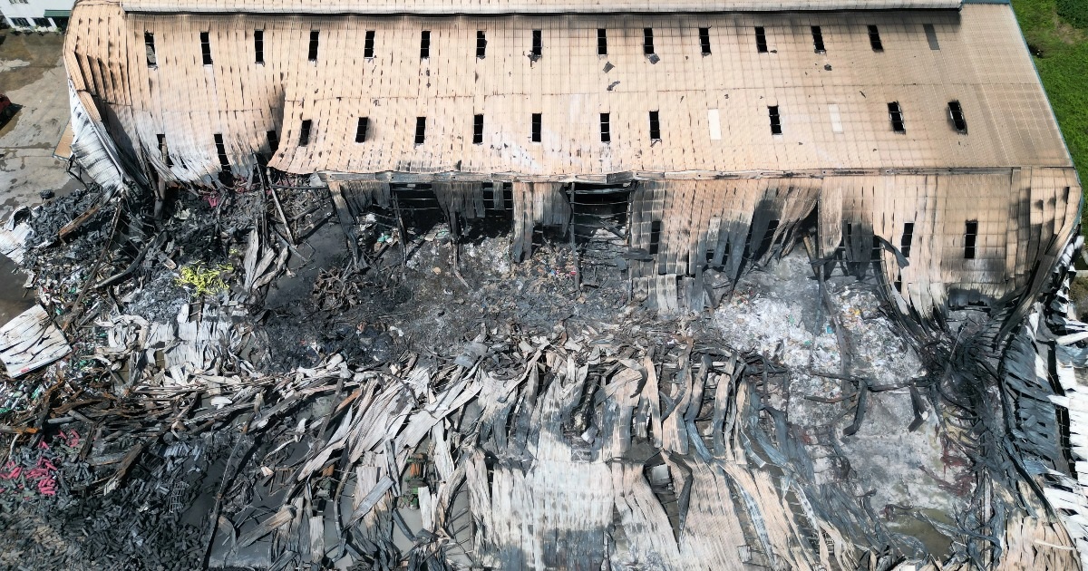 View - Tan hoang nhà xưởng rộng cả nghìn m2 bị "bà hỏa" thiêu rụi | Báo Dân trí
