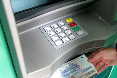 ATM “nhả” tiền chậm, hơn 50 người bị kẻ gian lấy tiền