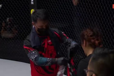 Nữ võ sĩ người Philippines thắng knock-out bằng đòn siết "máy chém"