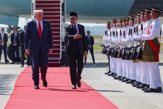 Tổng thống Mỹ nhún nhảy ở Malaysia ngay khi bước xuống Không lực Một