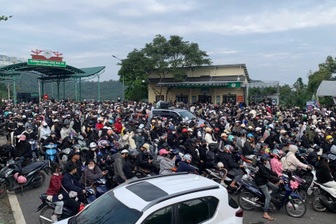 Tắc dài dòng khách xếp hàng mua vé vào Vườn Quốc gia Ba Vì