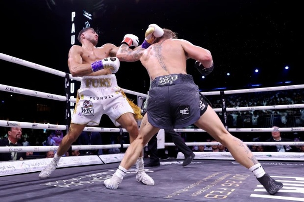 Tommy Fury giành chiến thắng tính điểm trước Youtuber Jake Paul - 2 Tommy Fury giành chiến thắng tính điểm trước Youtuber Jake Paul - 2